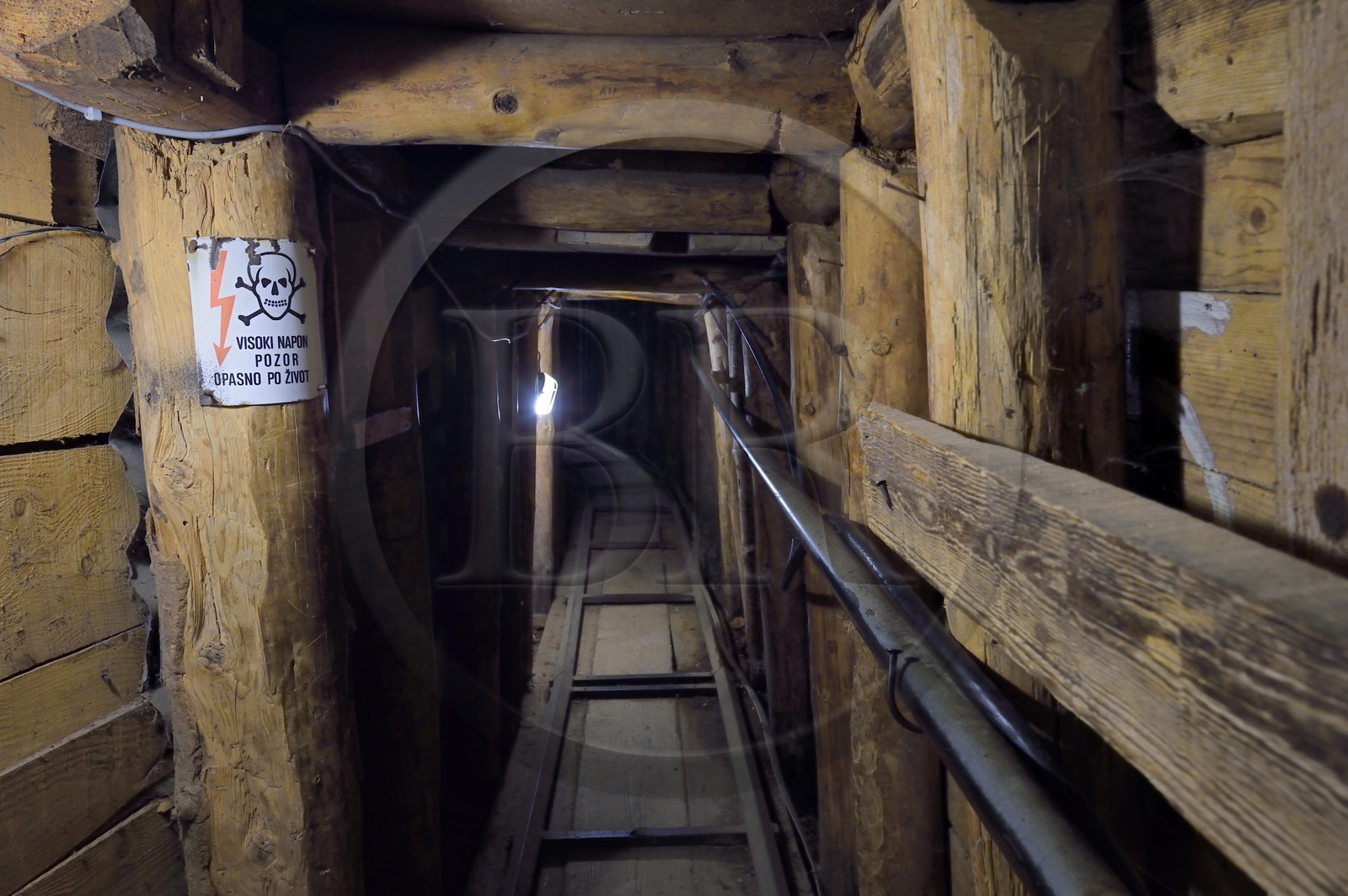 Bosnie-Herzégovine, Sarajevo, le Tunnel de Sarajevo fut creusé en 1993 sous l'aéroport pendant le siège de la ville de 1992 à 1996 , 2 à 3 millions de personnes y transitèrent