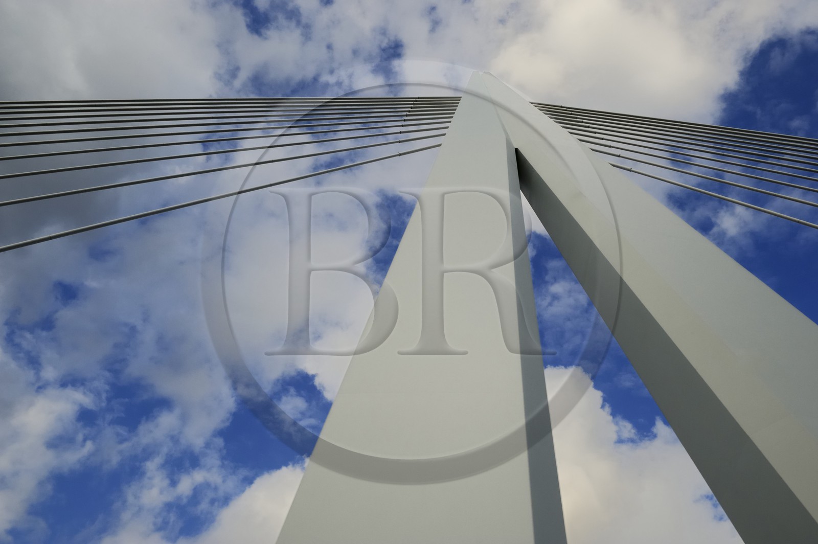 France, Aveyron (12), le viaduc de Millau (autoroute A75) conçu par Michel Virlogeux et Norman Foster entre les Causses de Sauveterre et du Larzac au dessus du Tarn