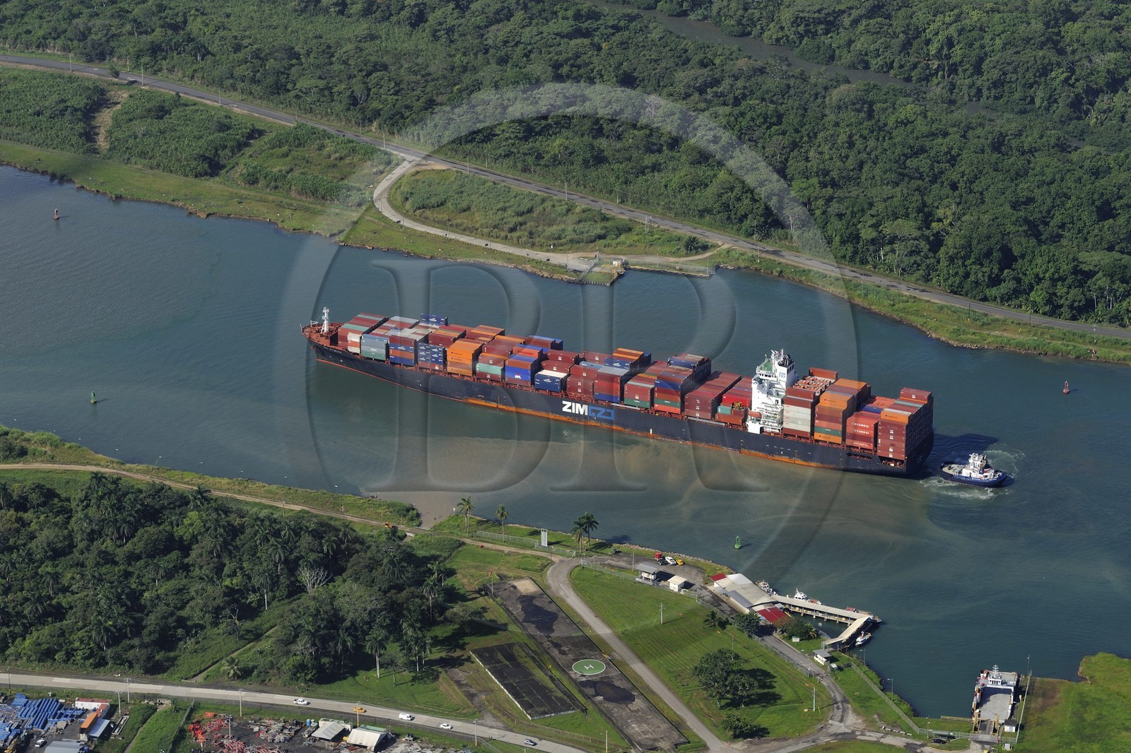 Panama, province de Colon, Canal de Panama, cargo Panamax approchant les écluses de Gatun (vue aérienne)