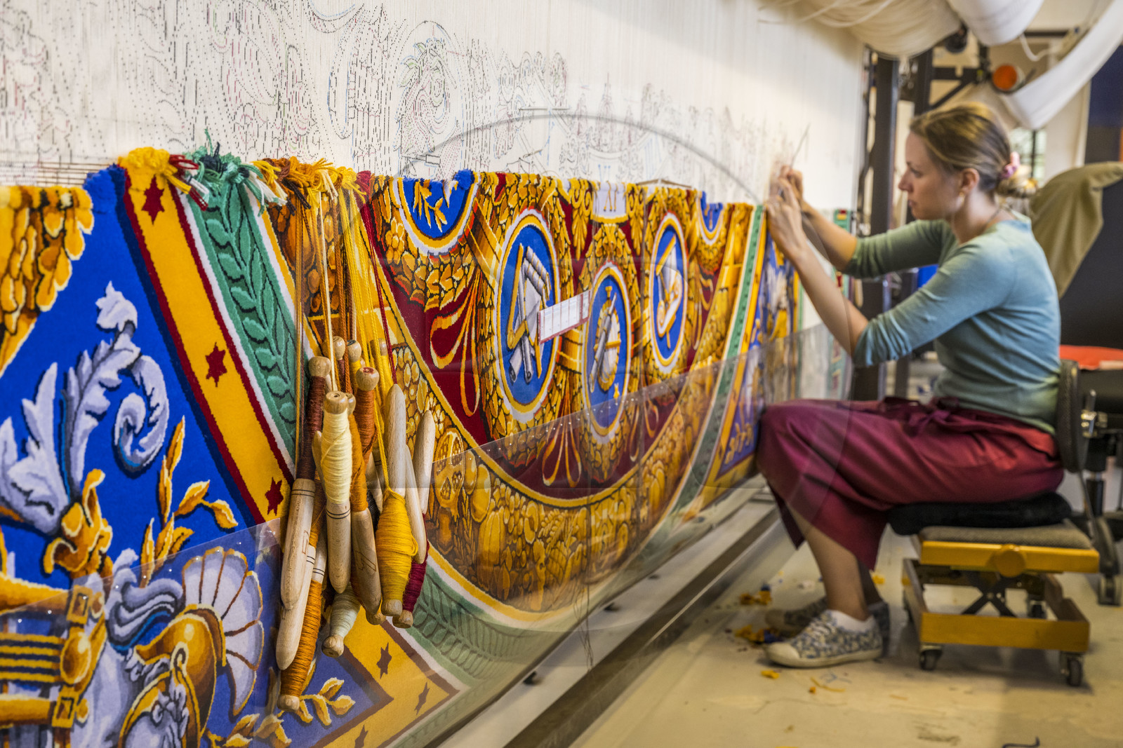 France, Hérault (34), Lodève, Manufacture de la Savonnerie unique annexe de la Manufacture Nationale de tapis de la Savonnerie des Gobelins, fabrication du tapis des Cohortes d'après un modèle de Jacques-Louis de la Hamayde de Saint-Ange destiné au Palais de la Légion d'Honneur, broches à tapisserie et la licière Morgane Pognard démèle les couleurs sur le métier à tisser