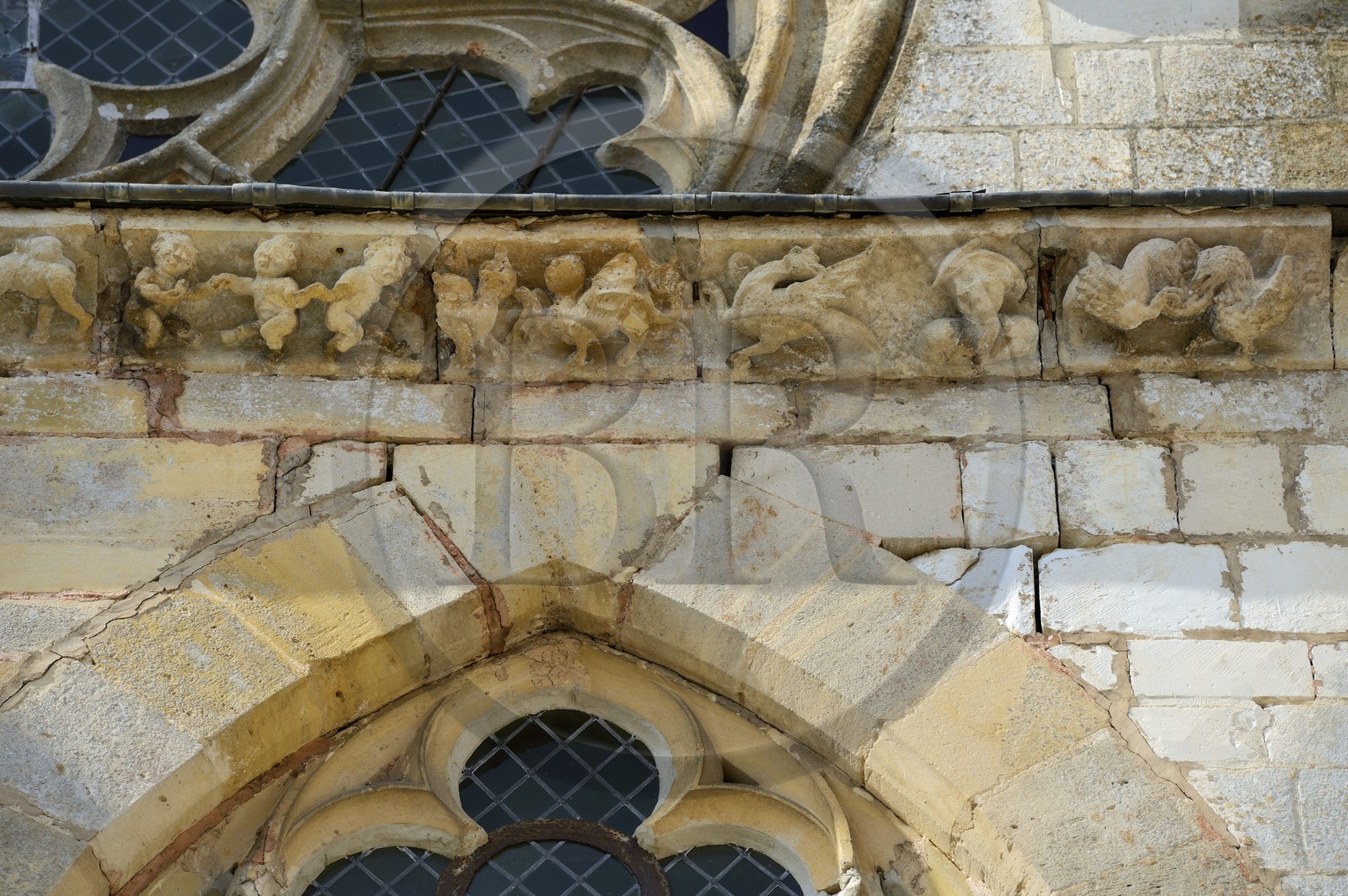 France, Marne (51), village de Saint-Amand-sur-Fion, église Saint-Amand, bas-relief avec un portrait de François Ier (à droite) en mémoire de l'entrevue entre ses plénipotentiaires et ceux de Charles Quint en 1544