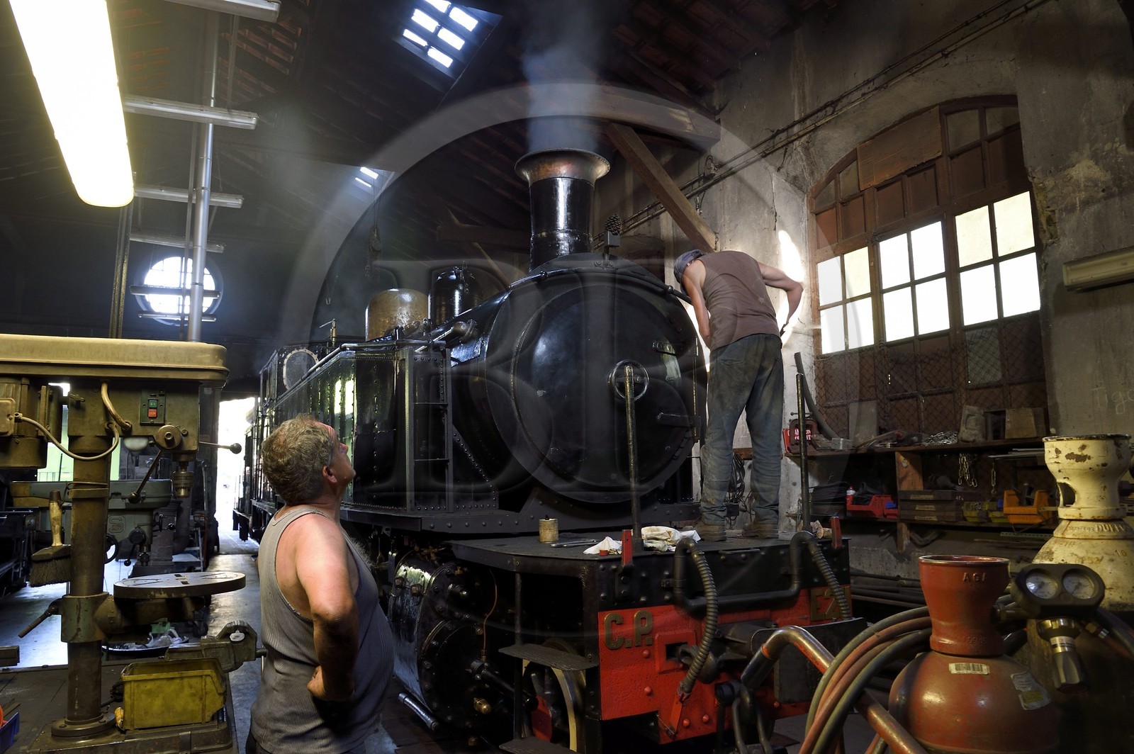 France, Alpes-Maritimes (06), Puget Théniers, le Train des Pignes, locomotive en chauffe dans l'atelier de maintenance au dépôt de locomotives