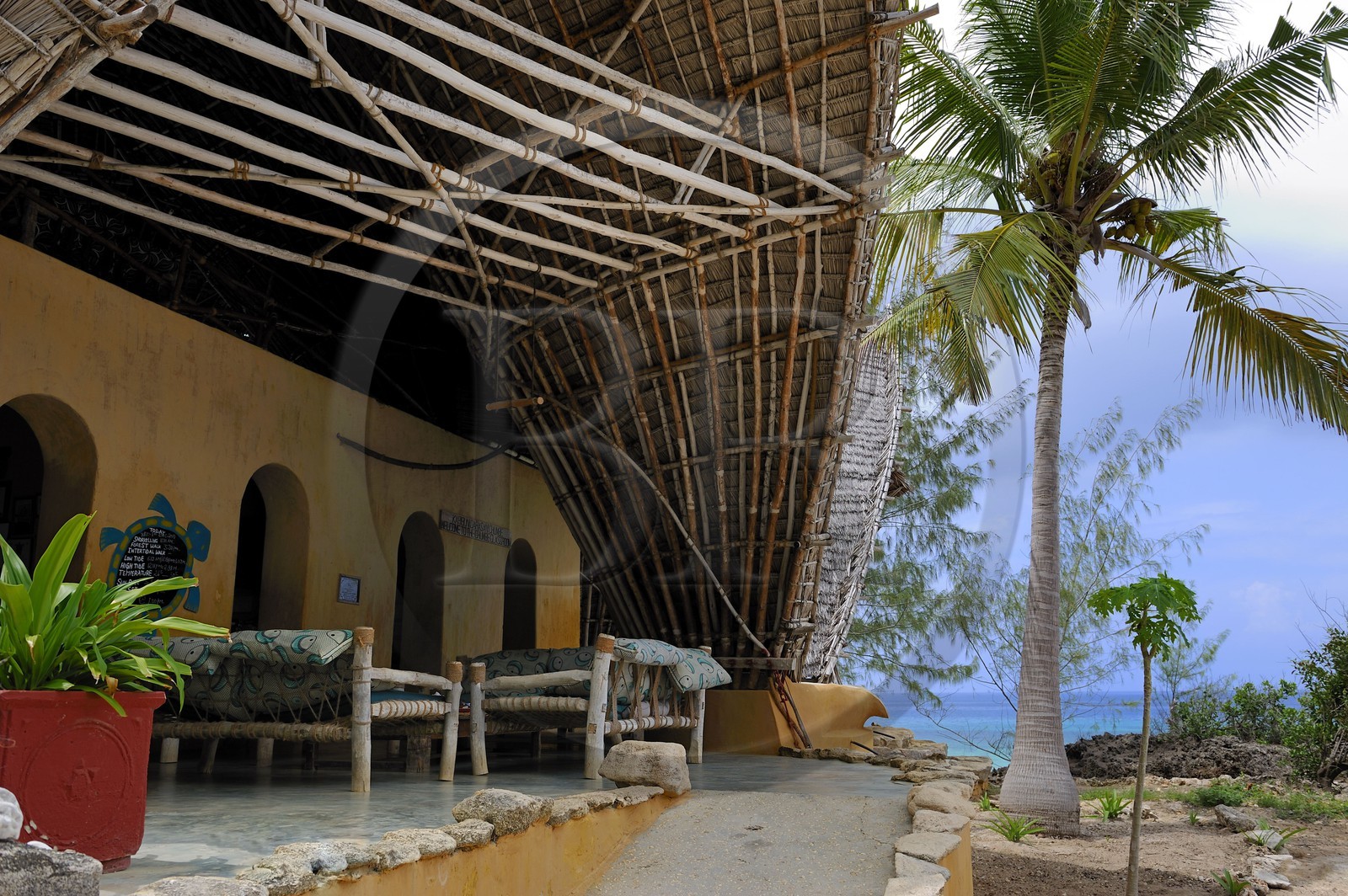 Tanzanie, archipel de Zanzibar, île de Unguja (Zanzibar), côte ouest, Eco-bungalows et réserve naturelle de Chumbe Island Coral Park, bâtiment principal
