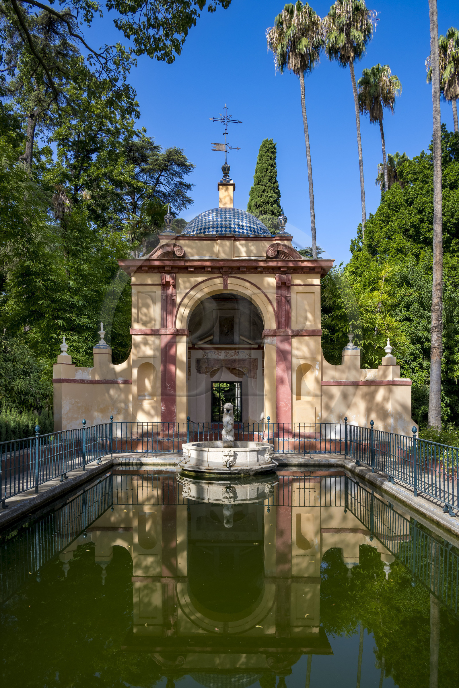 Espagne, Andalousie, Séville, Alcazar de Séville (Reales Alcazares de Sevilla), classé Patrimoine Mondial de l'UNESCO, les jardins et le le pavillon du Lion