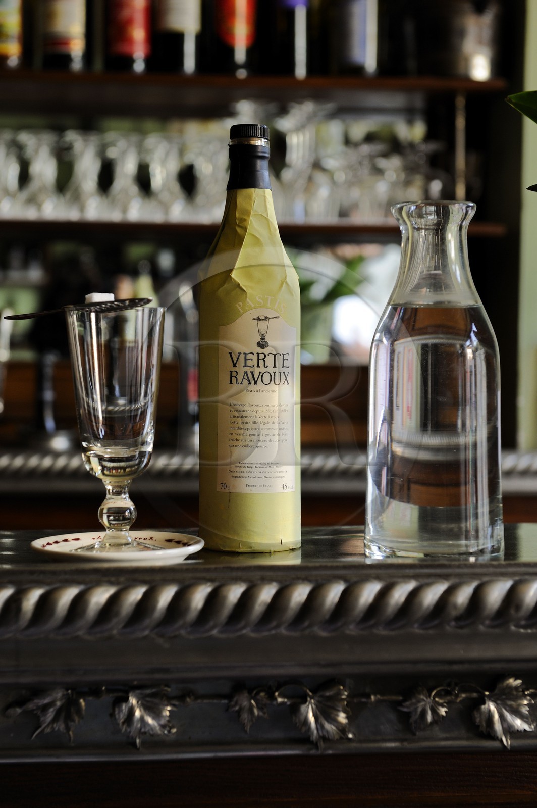 France, Val-d'Oise (95), Auvers-sur-Oise, auberge Ravoux où Van Gogh logea avant sa mort, la salle de restaurant du rez-de-chaussée, un service à absinthe comprenant la bouteille, une cuillère percée pour le sucre et un verre