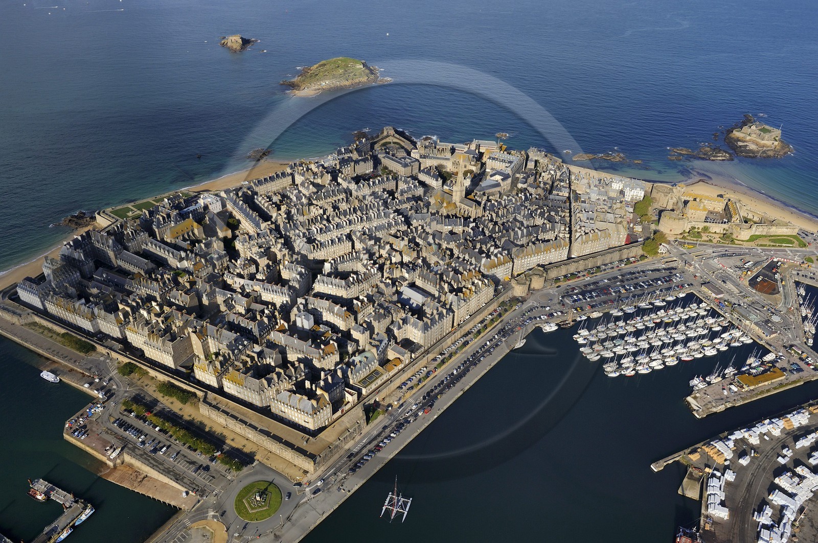 France, Ille-et-Vilaine (35), côte d'émeraude, la vieille ville fortifiée de Saint-Malo à l'abris de ses remparts, le Fort national construit par Vauban et Garangeau au XVIIème siecle sur l'ile à droite et le chateau (vue aérienne)