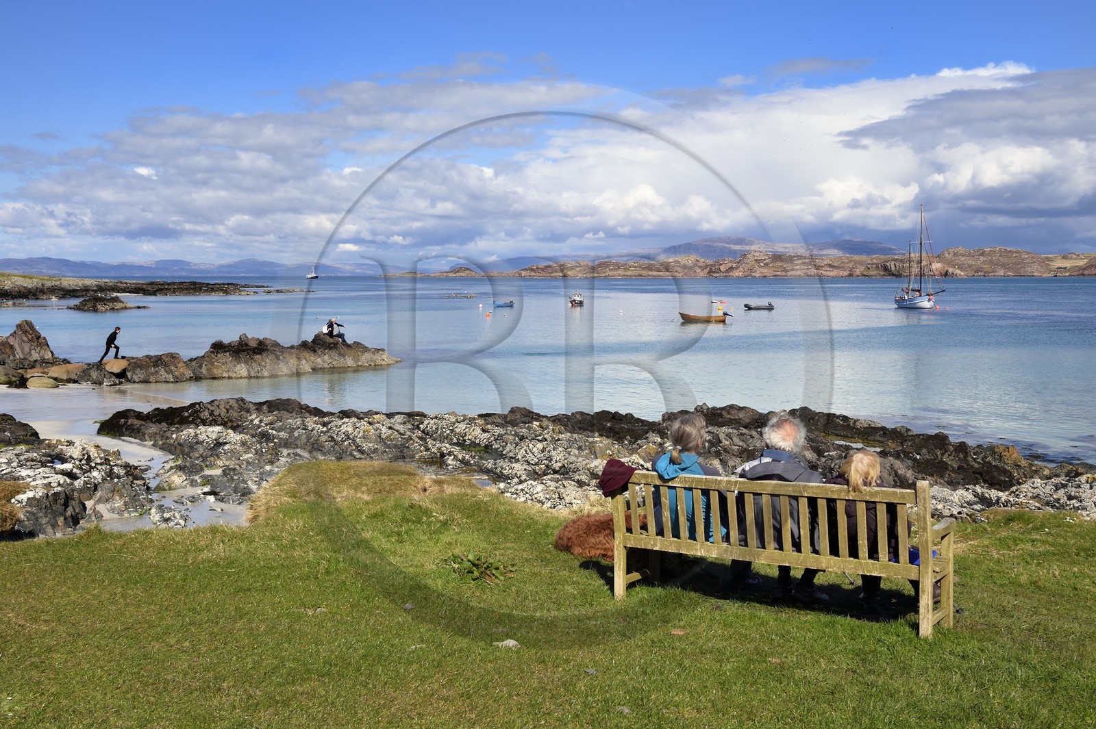 Royaume-Uni, Ecosse, Highland, Hébrides intérieures, rochers et  plage de sable sur l'Ile de Iona faisant face au Ross of Mull