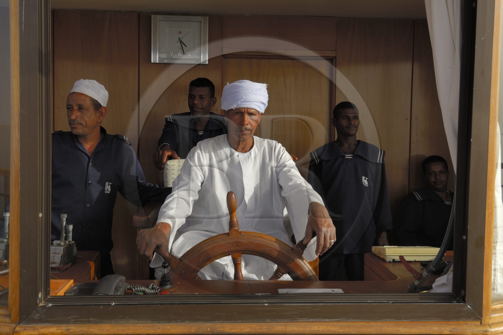 Egypte, Haute Egypte, Nubie, Lac Nasser, croisière sur le lac à bord du bateau Qasr Ibrim, la cabine de pilotage et le capitaine