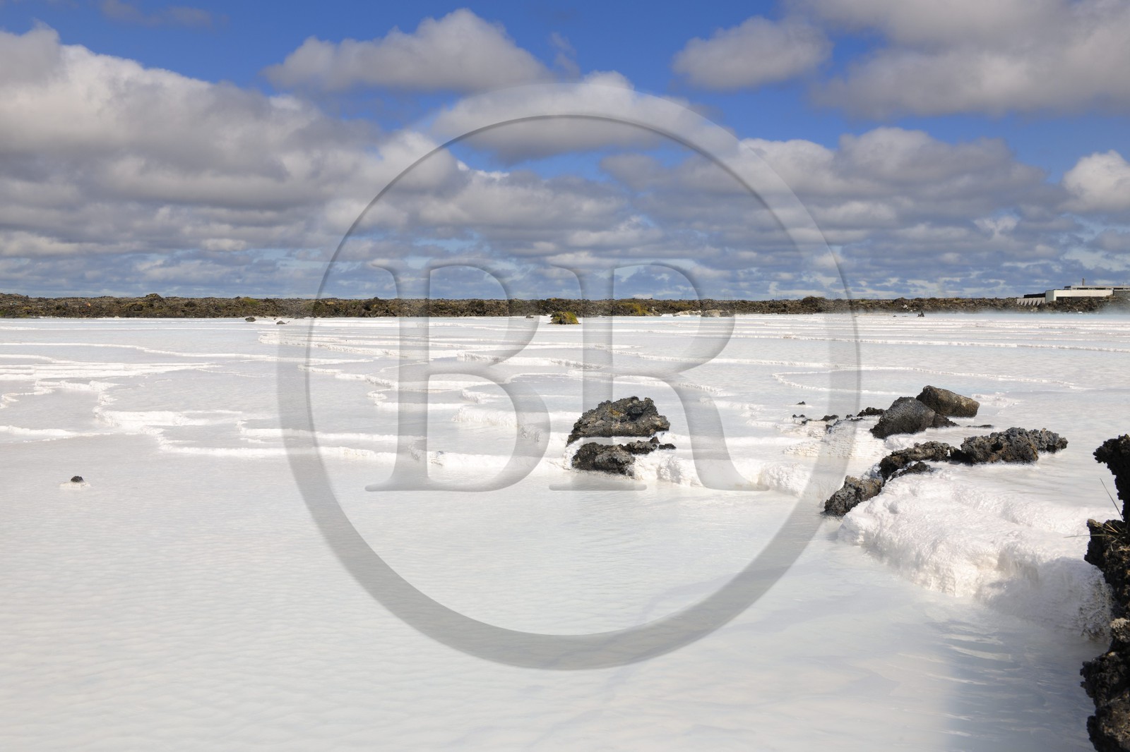 Islande, Grindavik, le Blue Lagoon au eaux très riches en silice (Usine géothermique)