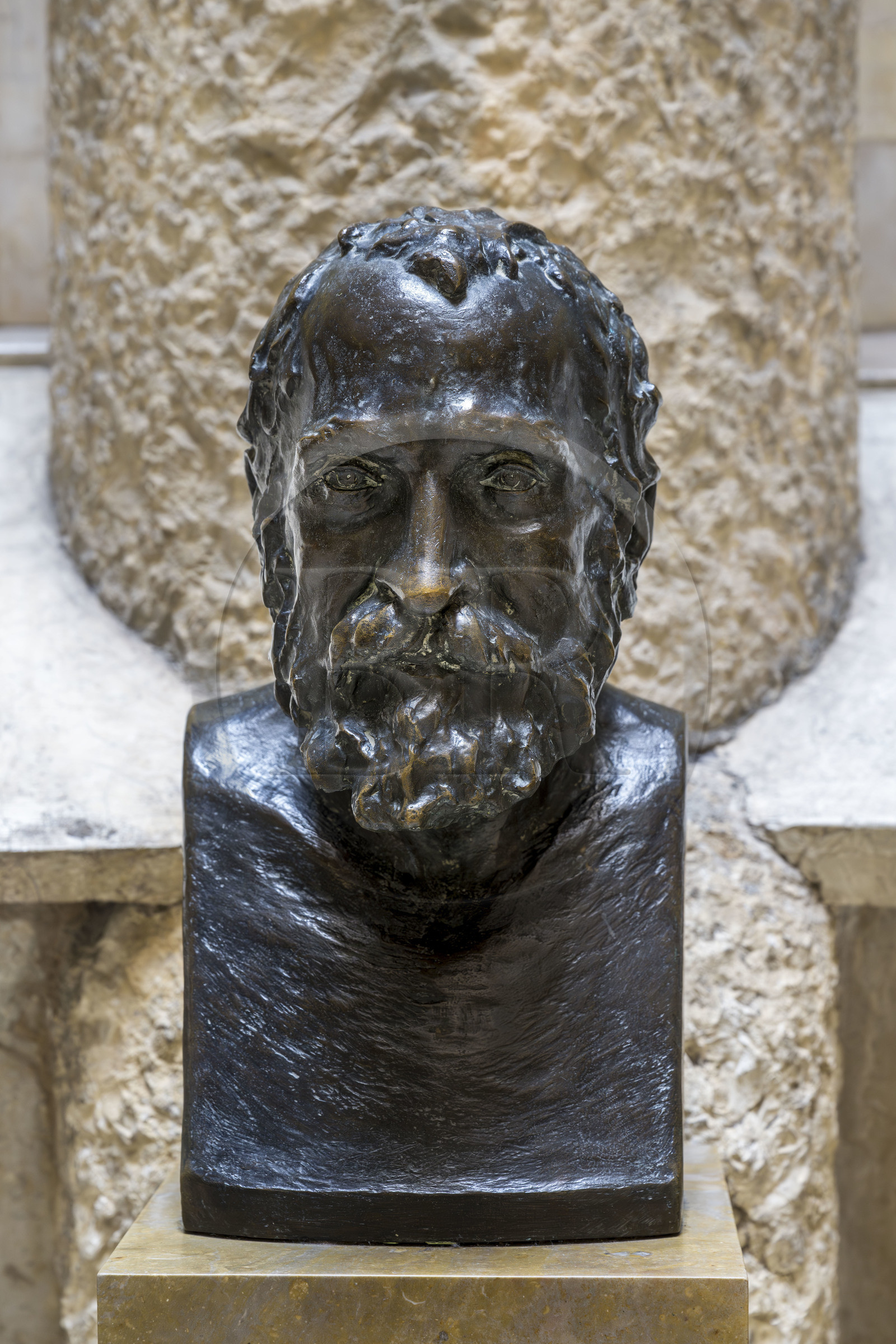 Espagne, Catalogne, Barcelone, quartier de l'Eixample, Passeig de Gracia, Pedrera ou Casa Mila (1905-1910) de l'architecte du modernisme catalan Antoni Gaudi, site classé au Patrimoine Mondial de l'UNESCO, buste d'Antoni Gaudi