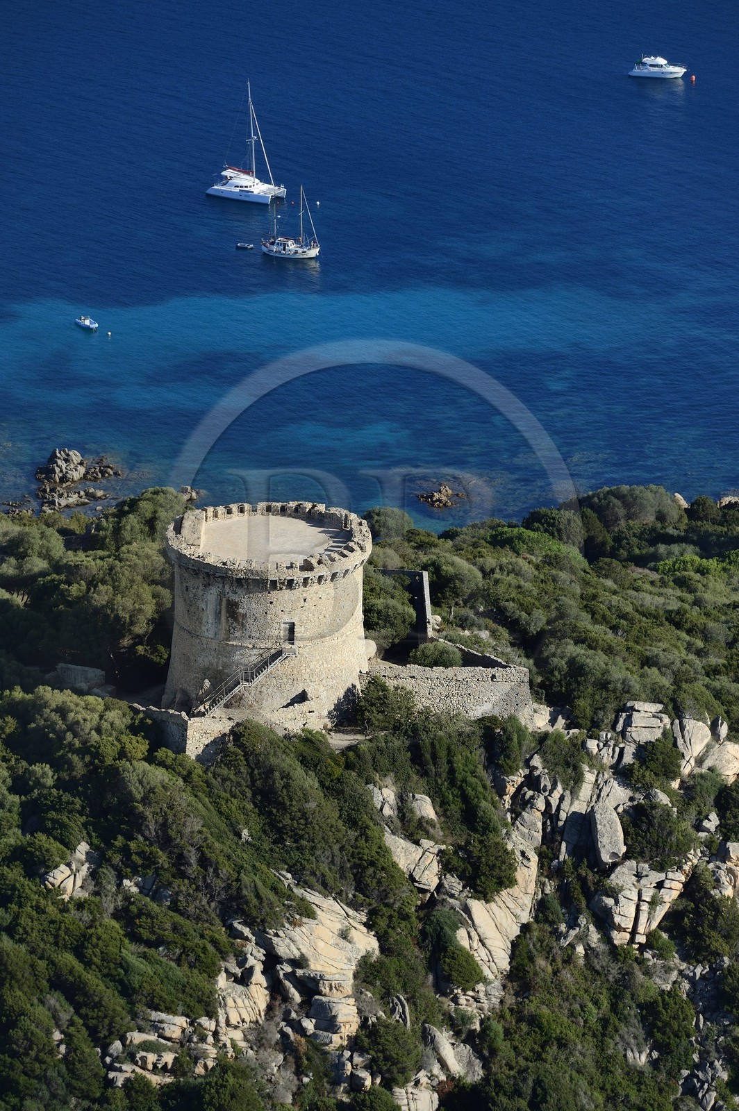France, Corse-du-Sud (2A), sud de Propriano, Pointe de Campomo, la tour de Campomoro (vue aérienne)