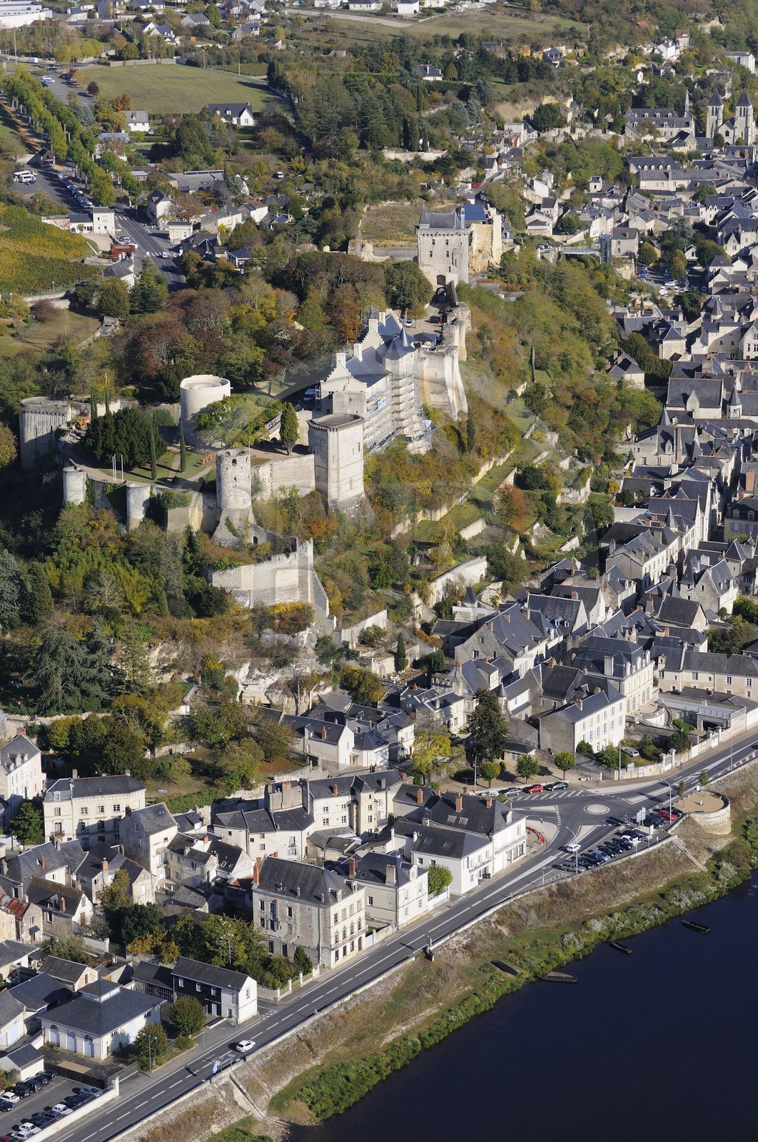 France, Indre-et-Loire (37), Vallée de la Loire classée Patrimoine Mondial de l' UNESCO, Chinon et son château au bord de la Vienne (vue aérienne)