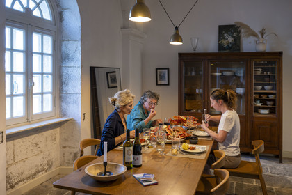 France, Finistère (29), Pays des Abers, Ile Vierge, le phare de l'Ile Vierge, l'ancien phare de 1845 transformé en écogite dans l'ancien logement des gardiens, plateau de fruits de mer pour le diner dans la salle à manger