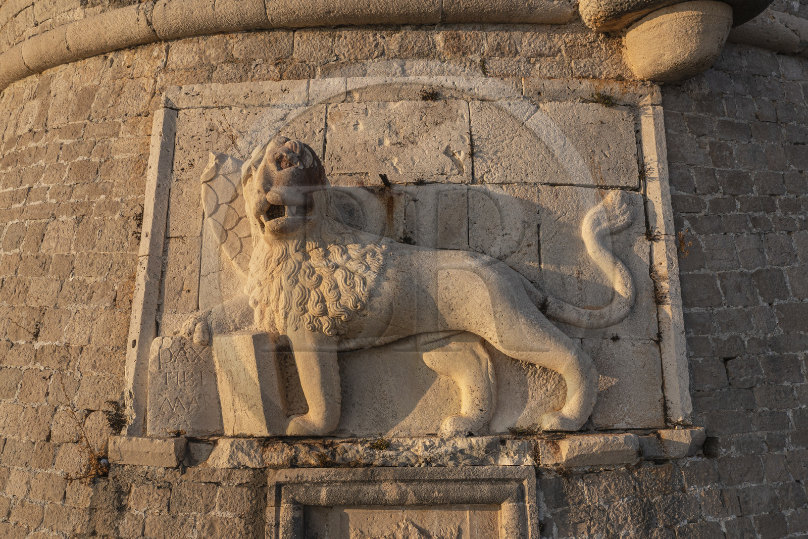 Croatie, Dalmatie, cote dalmate, Ile de Hvar, la ville de Hvar, la Forteresse espagnole, le Lion Ailé marquant la domination de la République de Venise sur la ville (vue aérienne)