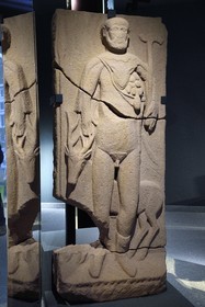 France, Haut-Rhin (67), Hautes-Vosges, Col de la Schlucht, espace de découverte qui permet de comprendre l’histoire de ce lieu emblématique des Vosges, stèle représentant le Dieu Vosegus en chasseur avec un cerf derrière lui