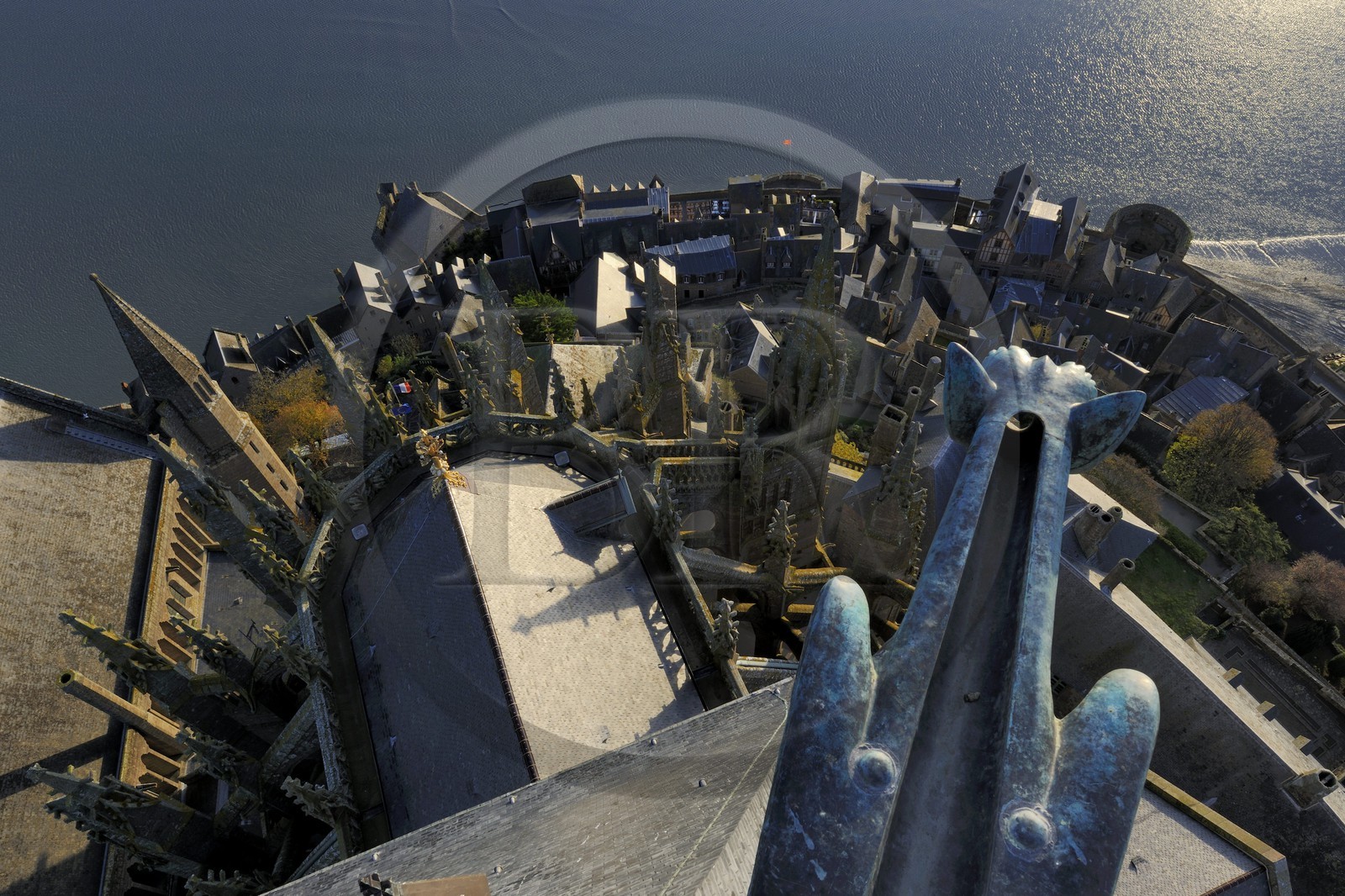 France, Manche (50), l'abbaye du Mont-Saint-Michel, classé Patrimoine Mondial de l'UNESCO, l'église et le village vus depuis la flèche à l'aube