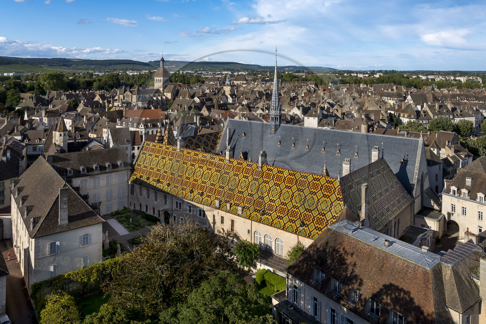 France, Côte-d'Or (21), Beaune, zone classée Patrimoine Mondial de l'UNESCO, Hospices de Beaune, l'Hôtel-Dieu, la basilique collégiale Notre-Dame de Beaune et la Côte de Beaune en arrière plan (vue aérienne)