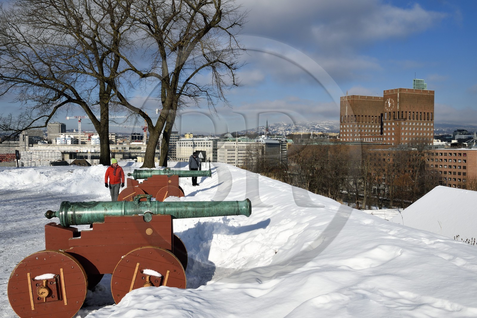 Norvège, Oslo, l'hotel de ville (Radhuset) vu depuis les remparts de la citadelle d'Akershus