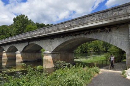 France, Dordogne (24), Périgord Blanc, Neuvic, la Véloroute Voie verte qui longe la rivière L'Isle, le pont de la route de la gare