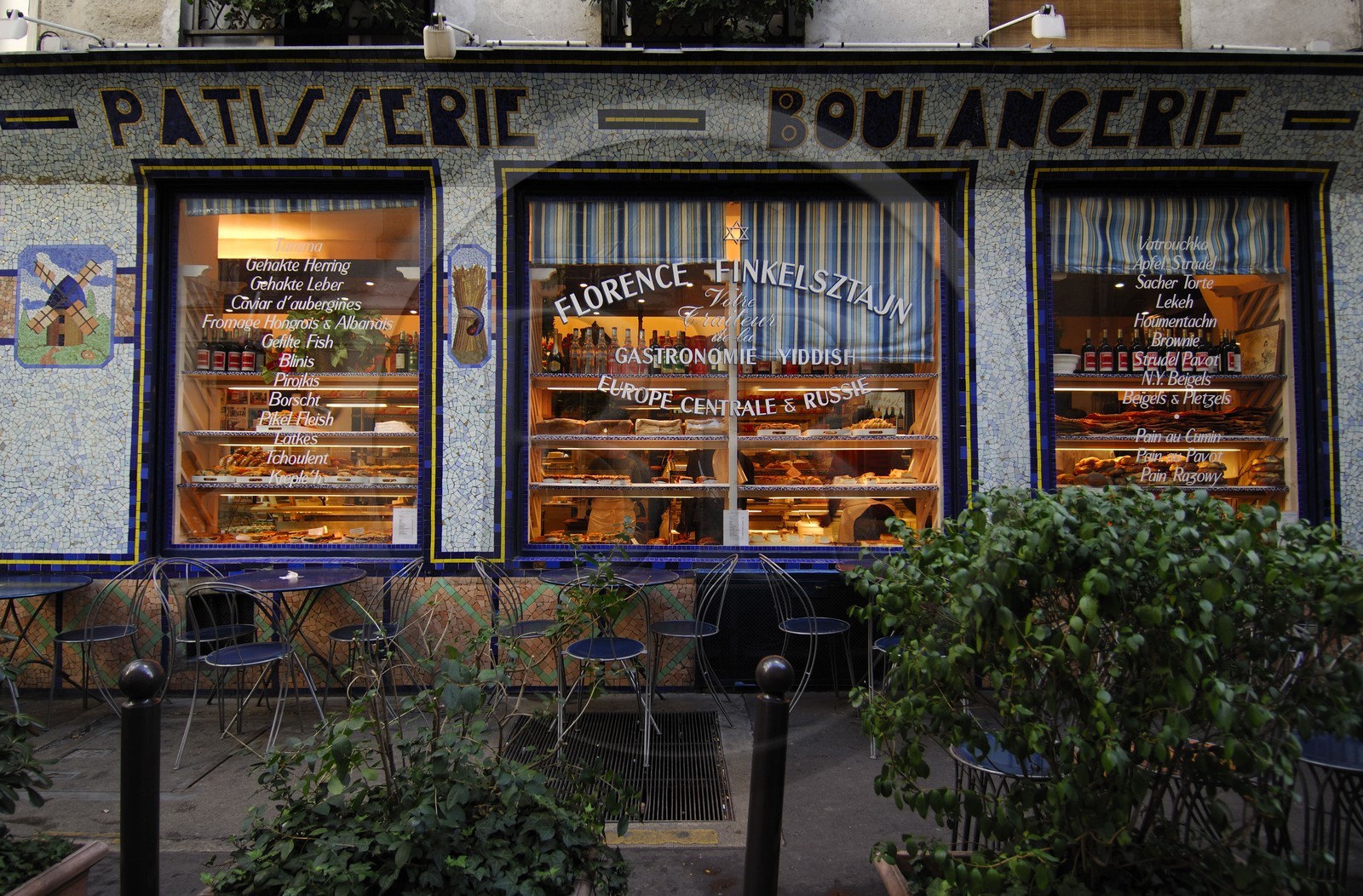 France, Paris (75), la rue des Rosiers dans le quartier juif, le boulanger-traiteur Florence Finkelsztajn