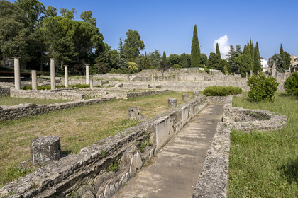 France, Vaucluse (84), Vaison-la-Romaine, site archéologique de la Villasse, vestiges de la Maison au Dauphin, coursive avec colonnades qui longe le bassin long de 33 mètres avec certains panneaux de marbre blanc qui tapissent encore la cavité
