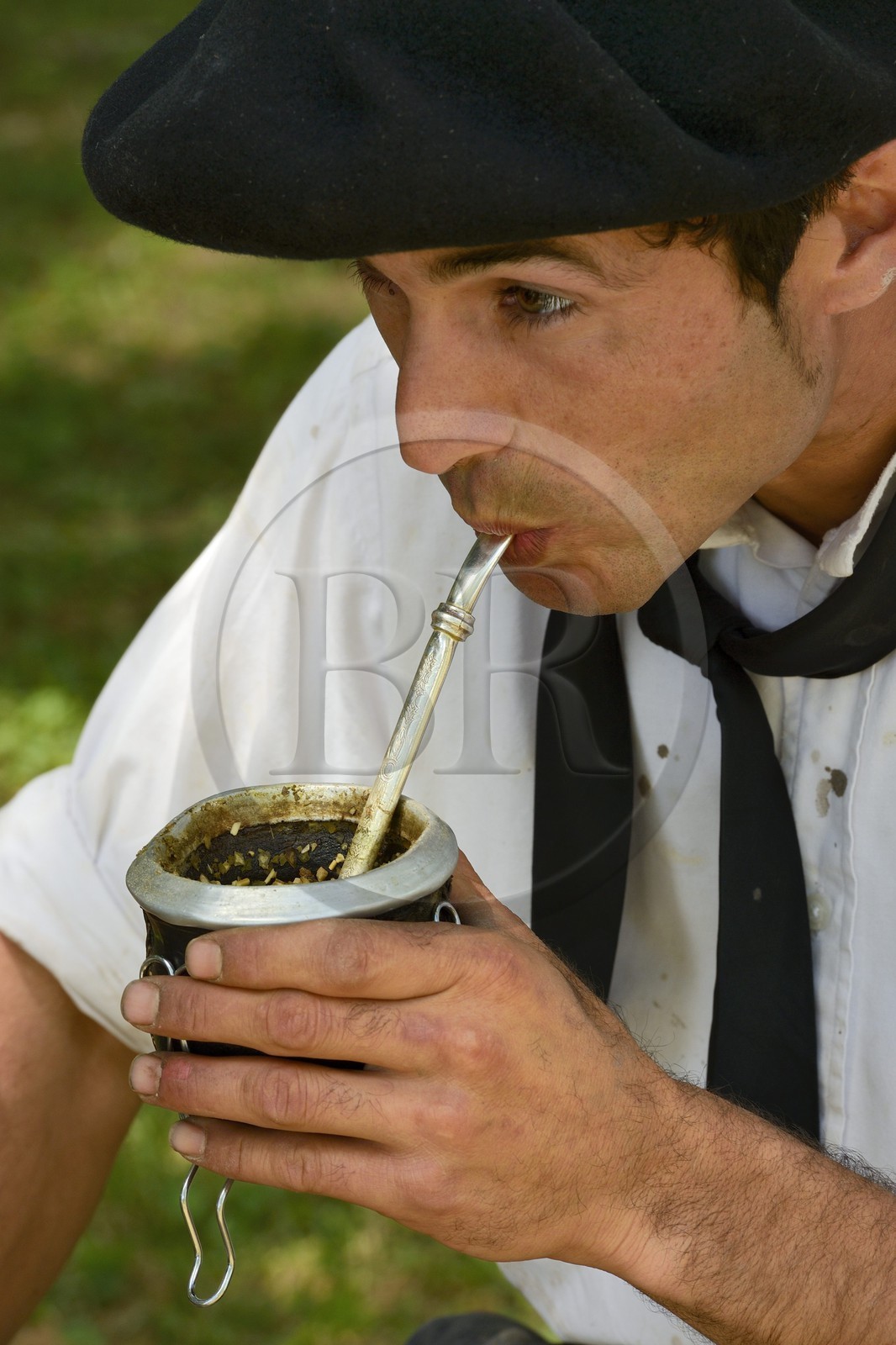 Argentine, province de Buenos Aires, San Antonio de Areco, estancia La Bamba de Areco, gaucho buvant du maté (infusion locale)