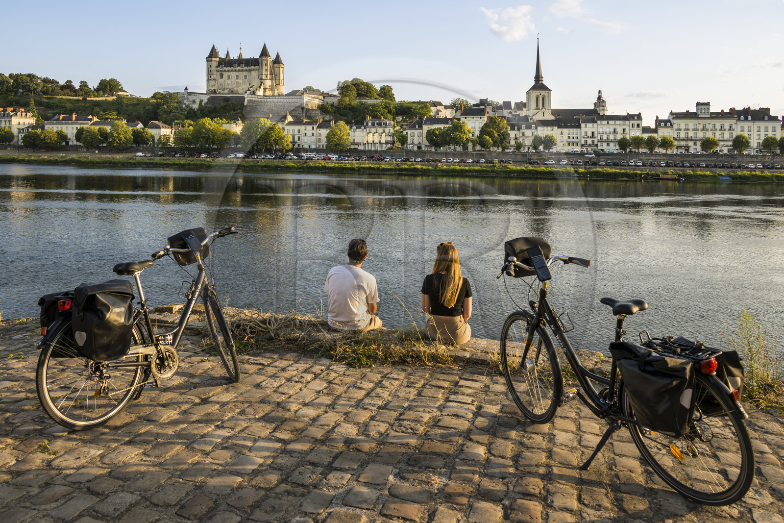 France, Maine-et-Loire (49), vallée de la Loire classée au Patrimoine Mondial par l'UNESCO, Saumur, randonnée à bicyclette sur les berges de la Loire, le chateau et l'église Saint-Pierre sur les bords de Loire