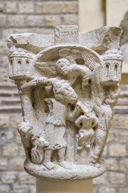 France, Paris (75), Musée de Cluny - Musée national du Moyen-Age, chapiteau du cloitre de l'abbaye de Sant Pere de Rodes (Catalogne), fin du XIIe siècle, vie d'Abraham