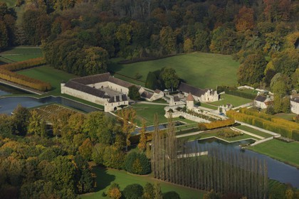 France, Val d'Oise (95), Chaussy, parc naturel du Vexin français, domaine de Villarceaux, manoir de Ninon de Lenclos (vue aérienne)