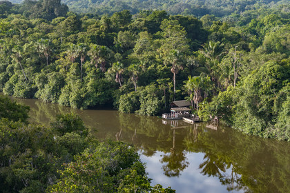 France, Guyane, Kourou, le carbet du Camp Maripas en bordure du fleuve Kourou (vue aérienne)