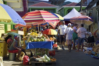 Caraïbes, Ile de la Dominique, la capitale Roseau, vente à l'étal de fruits et légumes aux abords du marché centrale