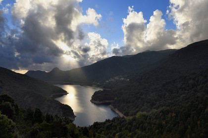 France, Corse-du-Sud (2A), Vallée du Prunelli, village de Tolla au bord du lac artificiel de Tolla depuis le col de la Scalledda