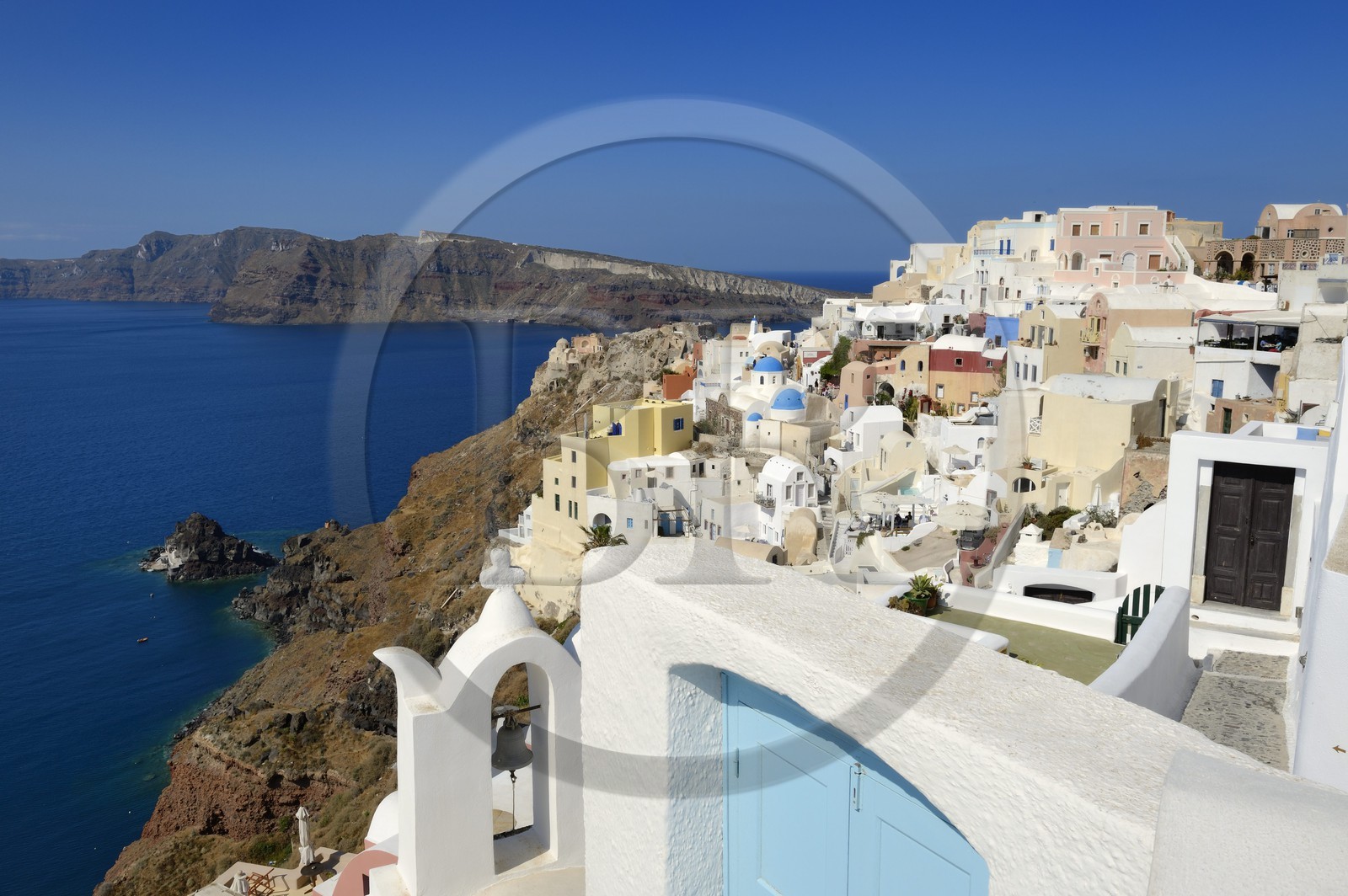 Greece, Cyclades, Aegean Sea, Santorini (Thira or Thera), the village of Oia overlooking the Caldera