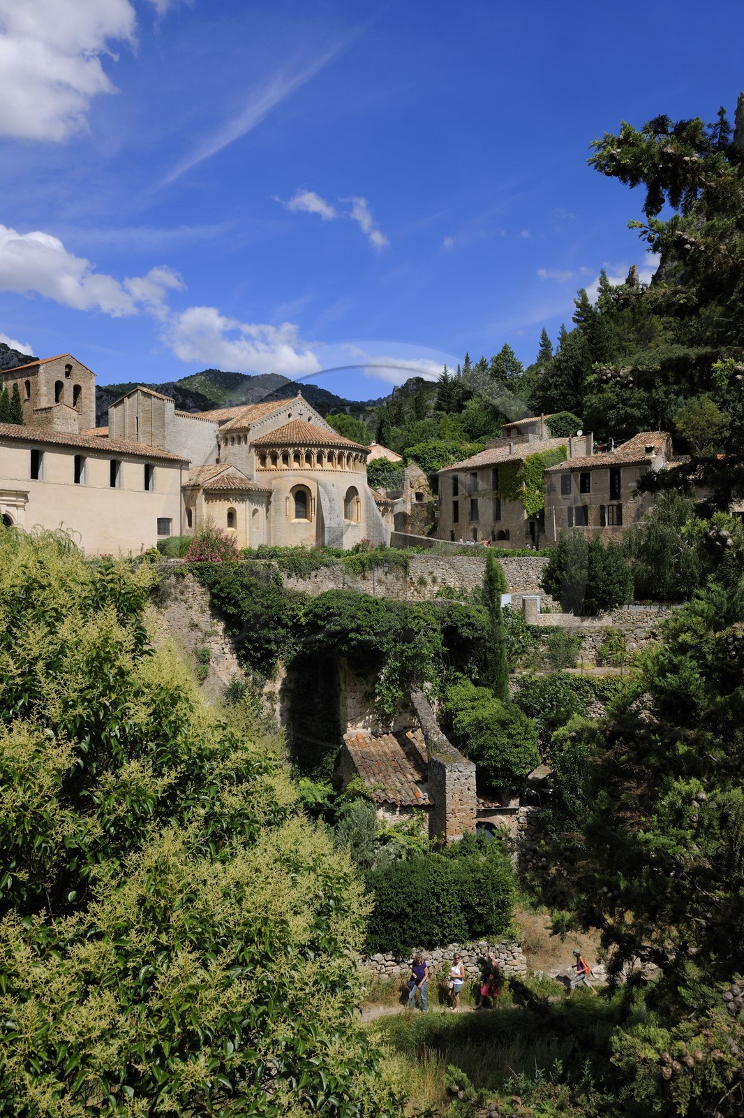France, Hérault (34), village médiéval de Saint-Guilhem-le-Désert, étape du pélerinage de Saint-Jacques-de-Compostelle, labellisé Les Plus Beaux Villages de France, abbaye de Gellone du XIe siècle classée Patrimoine Mondial de l'UNESCO, chevet de l'église