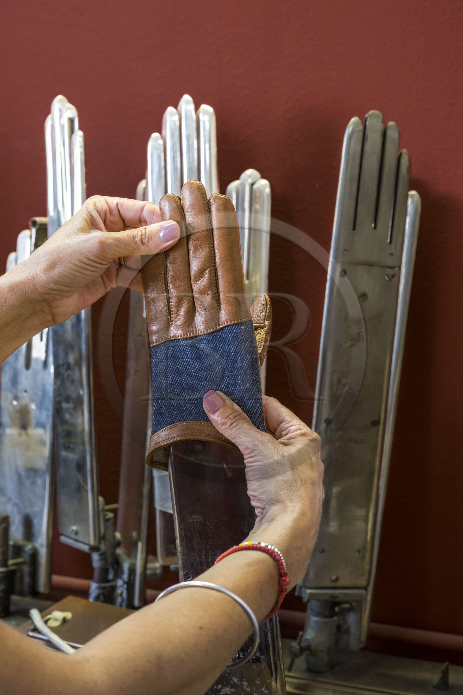 France, Aveyron (12), Maison Fabre (Ganterie Fabre), manufacture de gants familiale fondée en 1924, fabrication de gant avec conducteur de chaleur appelés mains chaudes dans l'atelier