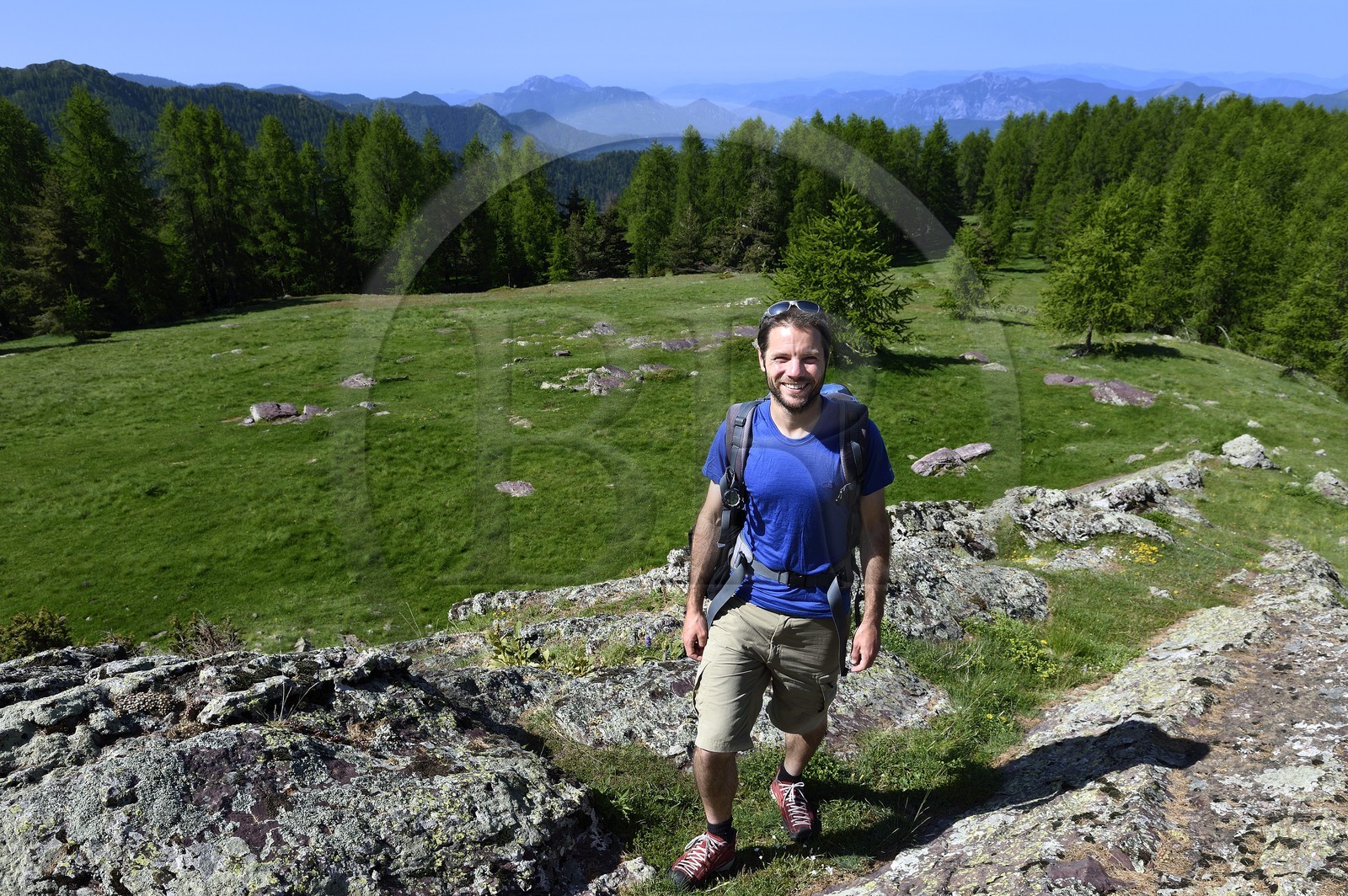 France, Alpes-Maritimes (06), parc national du Mercantour, Haute-Vésubie, vallon de la Gordolasque, vue vers le sud et la mer, le guide de randonnée Gabriel Rougerie au lieu dit Terre Rouge