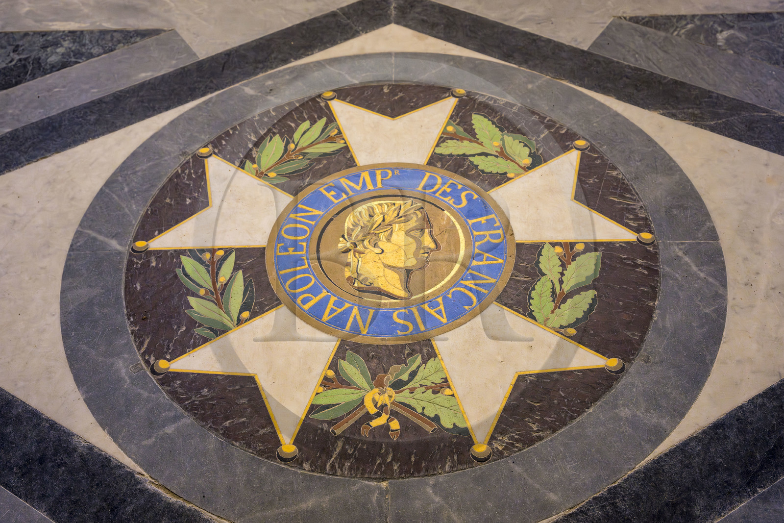 France, Paris (75), Hotel des Invalides, la cathédrale Saint-Louis-des-Invalides, le panthéon militaire, le tombeau de Napoléon 1er, dallage au sol représentant Napoléon empereur des Français