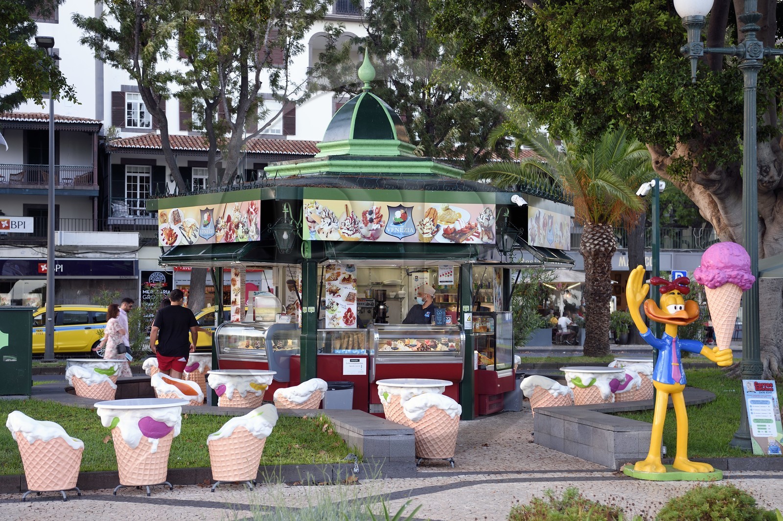 Portugal, Ile de Madère, Funchal, terrasse de glacier sur le front de mer