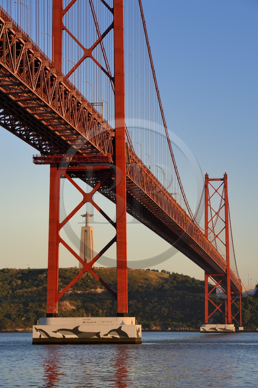 Portugal, Lisbonne, le pont du 25 de Abril sur le Tage et le  le Cristo Rei (Christ Roi)