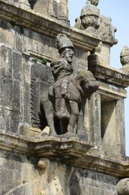 France, Finistère (29), Argol, église Saint-Pierre-et-Saint-Paul, statue équestre du roi Gradlon sur une petite avancée de l'arc de triomphe