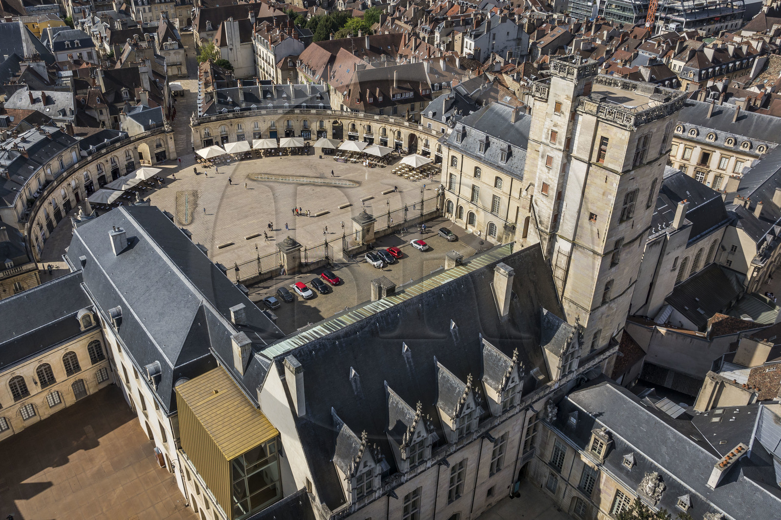 France, Côte-d'Or (21), Dijon, zone classée Patrimoine Mondial de l'UNESCO, palais des Ducs de Bourgogne sur la place de la Libération surmonté par la tour Philippe Le Bon (vue aérienne)