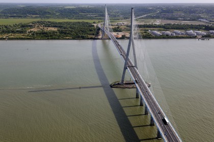 France, entre Calvados (14) et Seine-Maritime (76), le Pont de Normandie enjambe la Seine pour relier les villes de Honfleur et du Havre (vue aérienne)