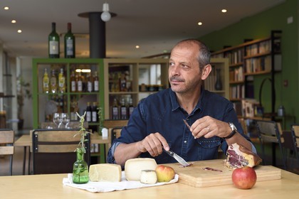 France, Corse-du-Sud (2A), Vallée du Prunelli, Bastelica, Boutique Hotel Artemisia, son directeur Christophe Gandon déguste un jambon pays accompagné de produits locaux, pomme, fromages de chèvre et brebis