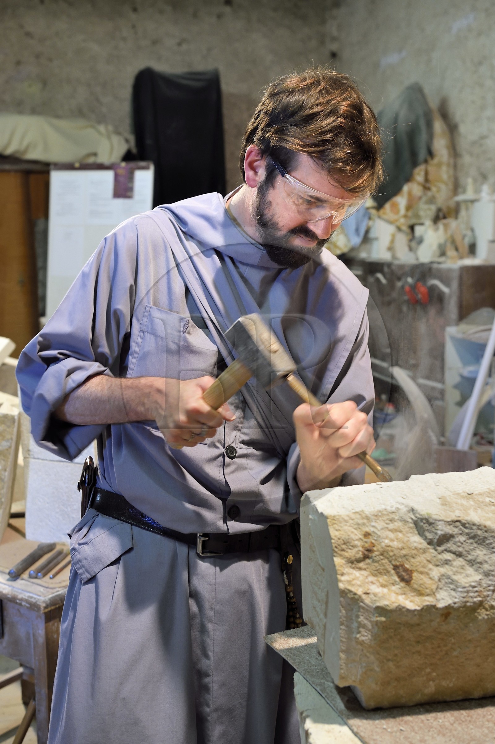 France, Haute-Loire (43), Parc naturel régional Livradois-Forez, abbaye de La Chaise-Dieu, le frère Jean Matthias Helluy de la confrérie de Saint-Jean qui est aussi tailleur de pierre, dans son atelier