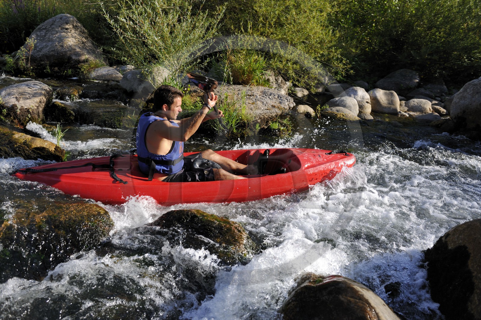 France, Hérault (34), vallée de l' Orb, descente en canoë-kayak de la rivière Orb au moulin de Travassac à Mons la Trivalle, Sylvain Cathala de Ateliers Rivière Randonnées