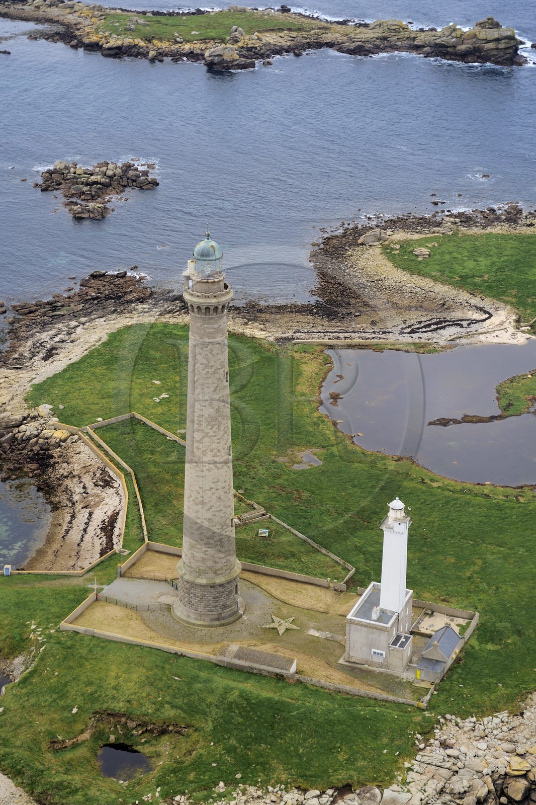 France, Finistère (29), Plouguerneau, l'île Vierge dans l'archipel de Lilia, le phare de l'île Vierge est le plus haut phare d'Europe d'une hauteur de 82,5 mètres (vue aérienne)