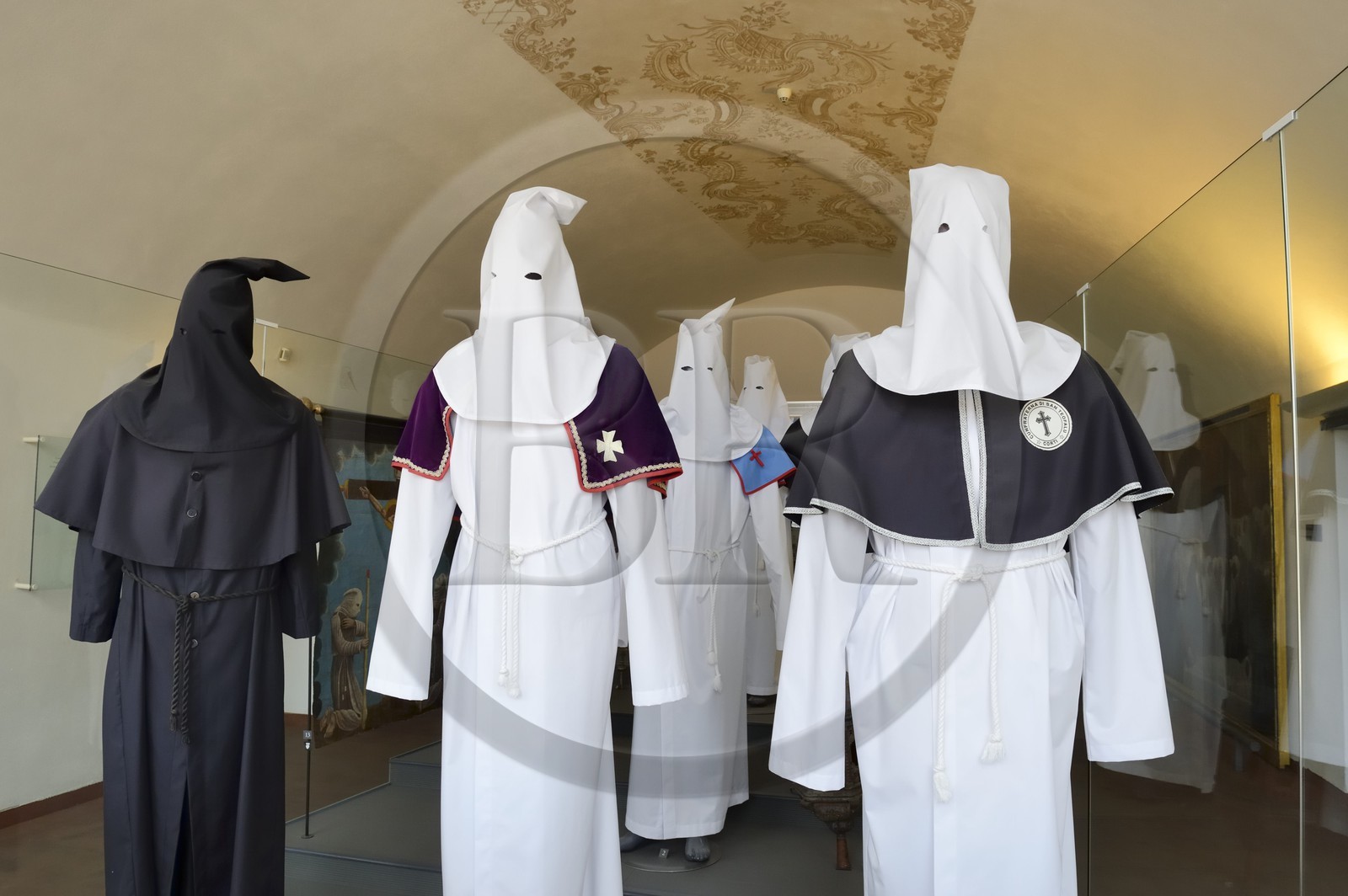 France, Haute-Corse (2B), Corte, Musée de Corse, mannequins portant les costumes de la confrérie religieuse et philosophique San Teofalu (Cunfraterna di San Teofalu)