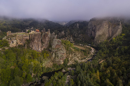 France, Haute-Loire (43), vallée de la Loire, Arlempdes, labellisé les Plus beaux villages de France, ruines du chateau perché sur un rocher basaltique (dyke volcanique) qui surplombe un méandre de la Loire (vue aérienne)