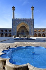 Iran, province d'Ispahan, Ispahan, Mosquée Jame, grande mosquée d'Ispahan dite aussi mosquée du vendredi, iwan et la fontaine aux ablutions au centre