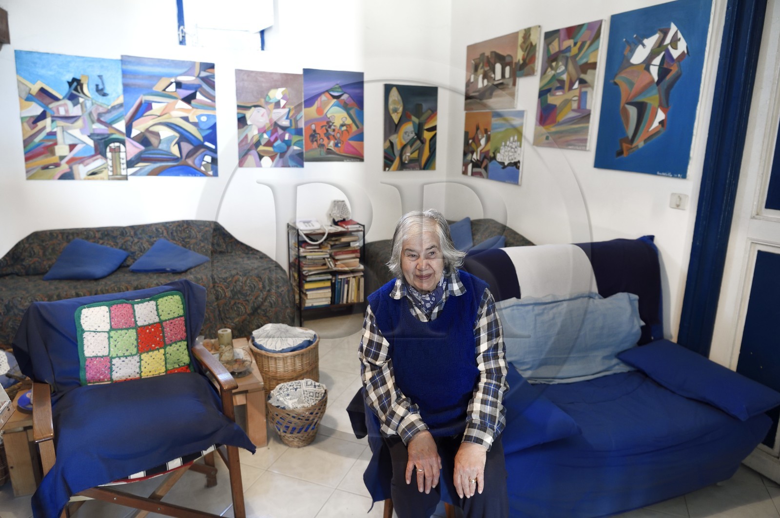 Italie, Sicile, iles Eoliennes, classées Patrimoine Mondial de l'UNESCO, ile de Stromboli, Angeletta, l'épouse du pecheur et peintre Mario Cusolito aujourd'hui décédé dont on peut voir les oeuvres en arrière plan